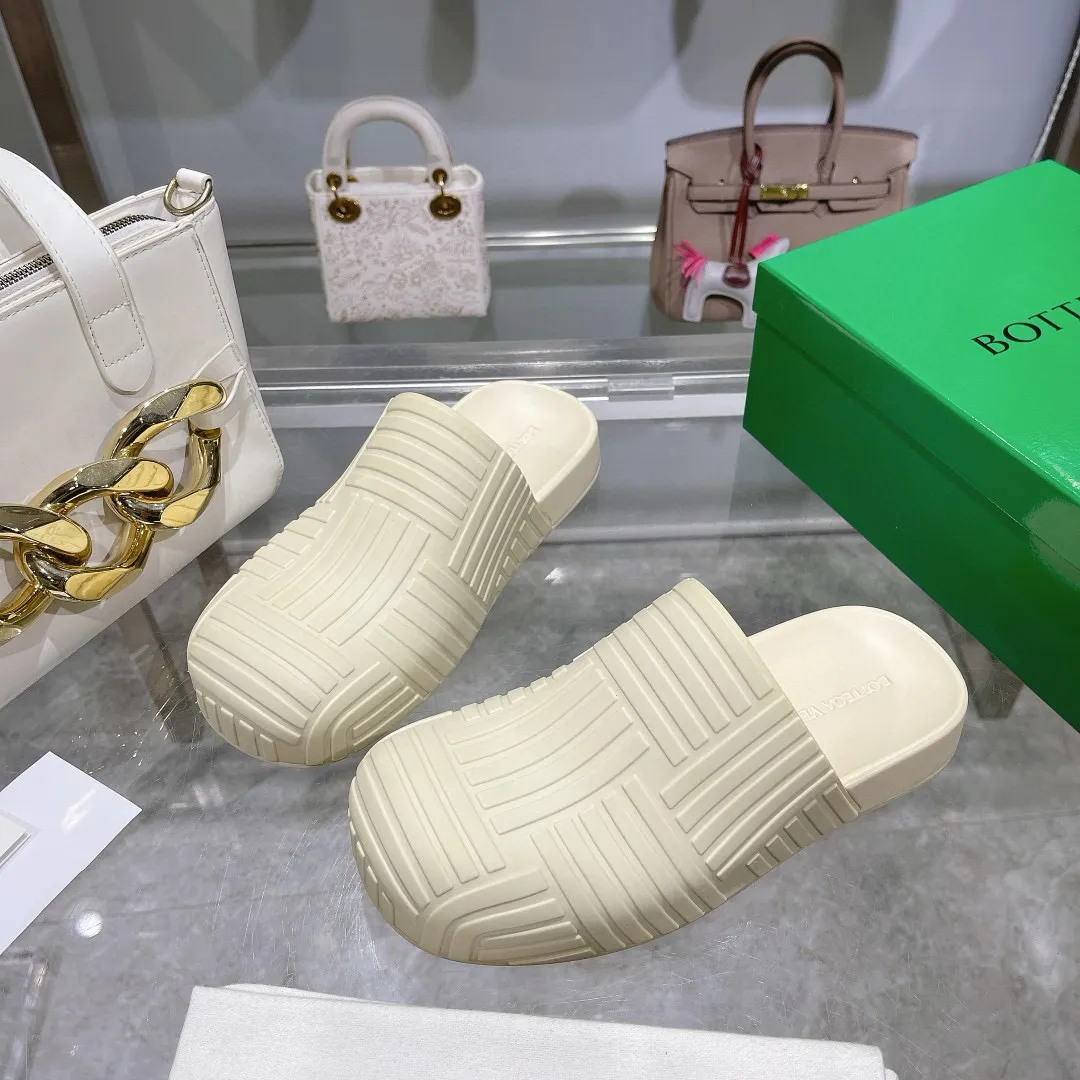 Factory price: 300💰🍀𝐁𝐨𝐭𝐭𝐞𝐠𝐚 𝐕𝐞𝐧𝐞𝐭𝐚 Bottega Veneta BV new men's woven surface ultra-light rubber garden shoes It looks good and is easy to wear. It is perfect with straight wide-leg pants, okay? It can also be worn in the summer, and it has characteristics for daily use, which is very BV~ The thickened toe box is slightly tilted like a derby, which is easy to match. The inner forefoot has texture that matches the sole of the foot. It is not made of rain boots with fleshy materials, which is more comfortable. M𝐁𝐨𝐭𝐭𝐞𝐠𝐚 𝐕𝐞𝐧𝐞𝐭𝐚 Bottega Veneta's new men's woven top ultra-light rubber garden shoes are good-looking and easy to wear. They are perfect with straight wide-leg pants, okay? 🐸It can also be worn in summer, and it has characteristics for daily life, which is very BV~ The thickened toe cap is slightly tilted like a derby, which is a good match. The inner forefoot has a pattern that matches the sole of the foot. It is not made of rain boots made of fleshy material, which is more comfortable. SIZE: 35-46 (45 and 46 are custom-made and cannot be returned or exchanged)